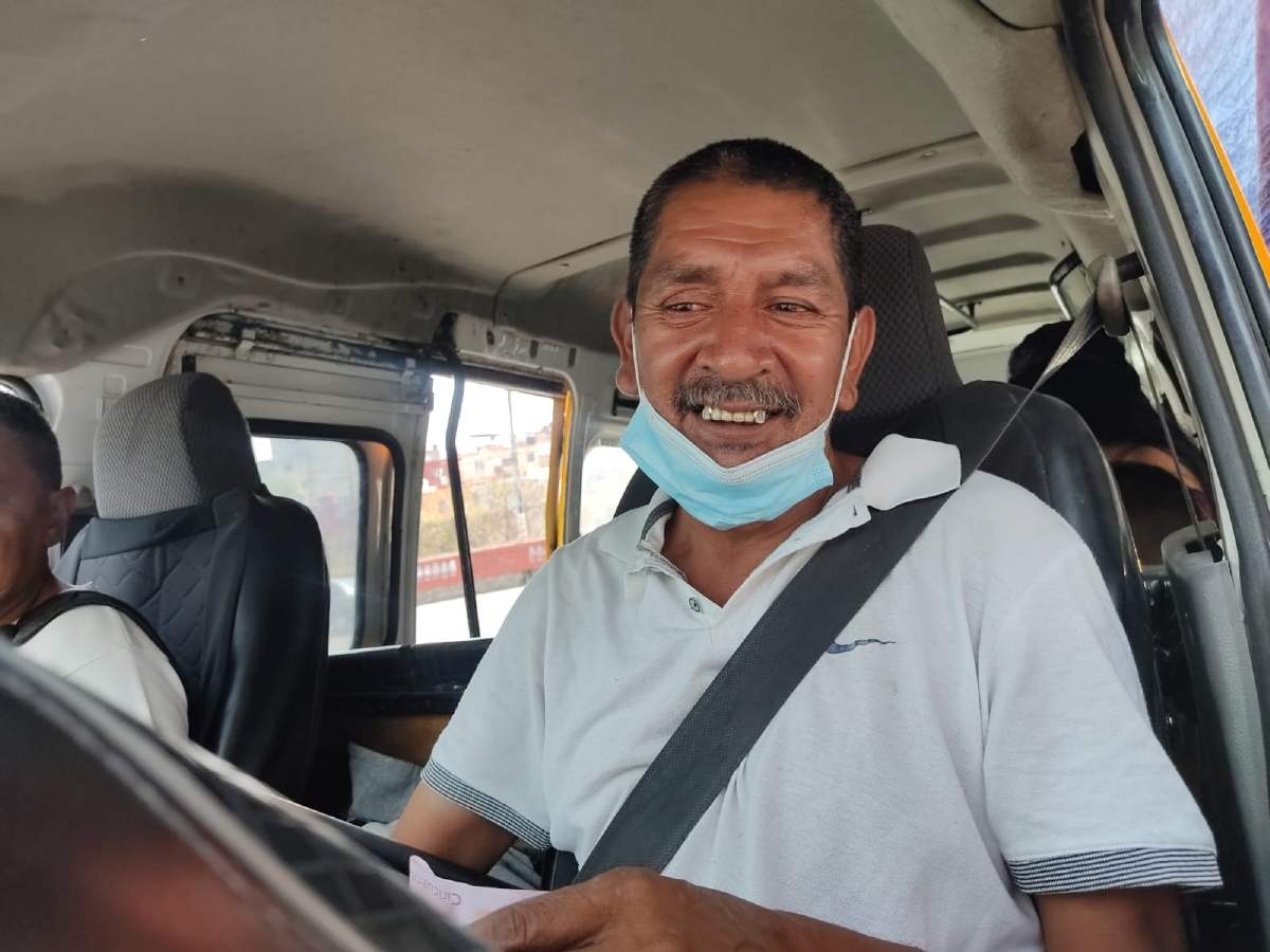 Fue elegido chofer de la combi de su colonia hace 39 años