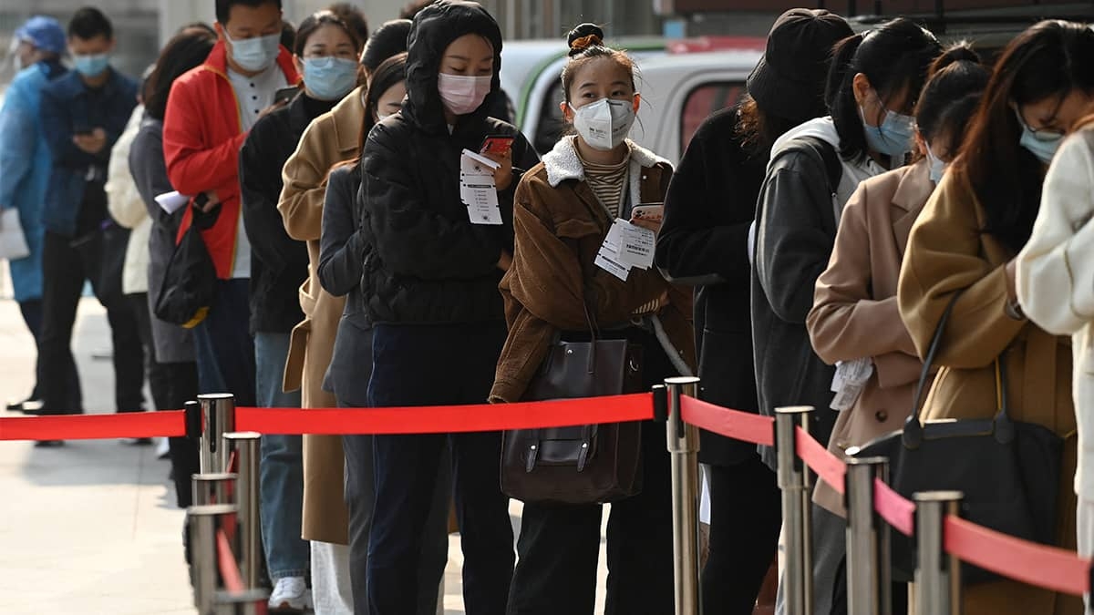 China cancela vuelos para frenar ola de contagios por COVID-19