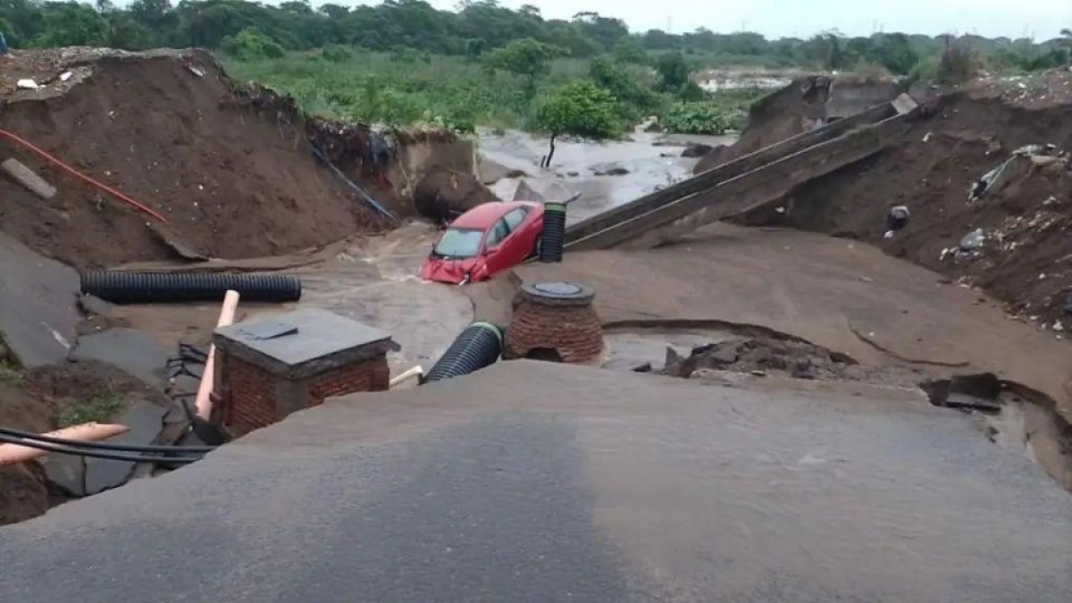 Fuertes lluvias en Veracruz provocan 'mega socavones' en el puerto