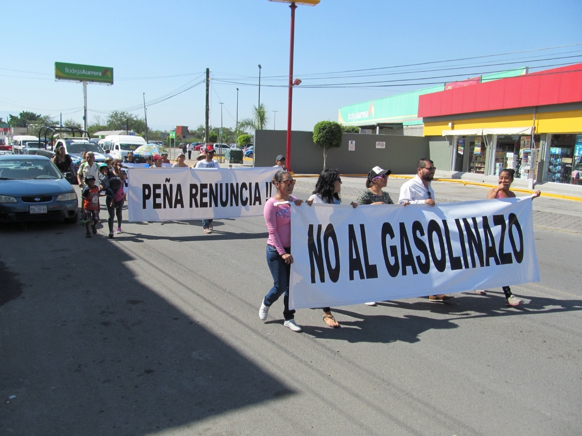 Con mínima asistencia, realizan marcha en Tlaquiltenango contra el gasolinazo