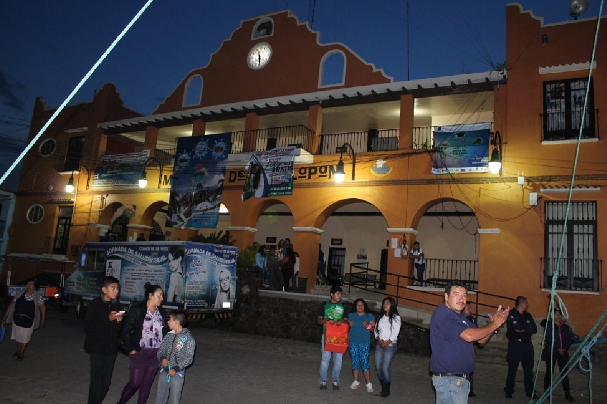 Pobladores agreden a la alcaldesa de Totolapan