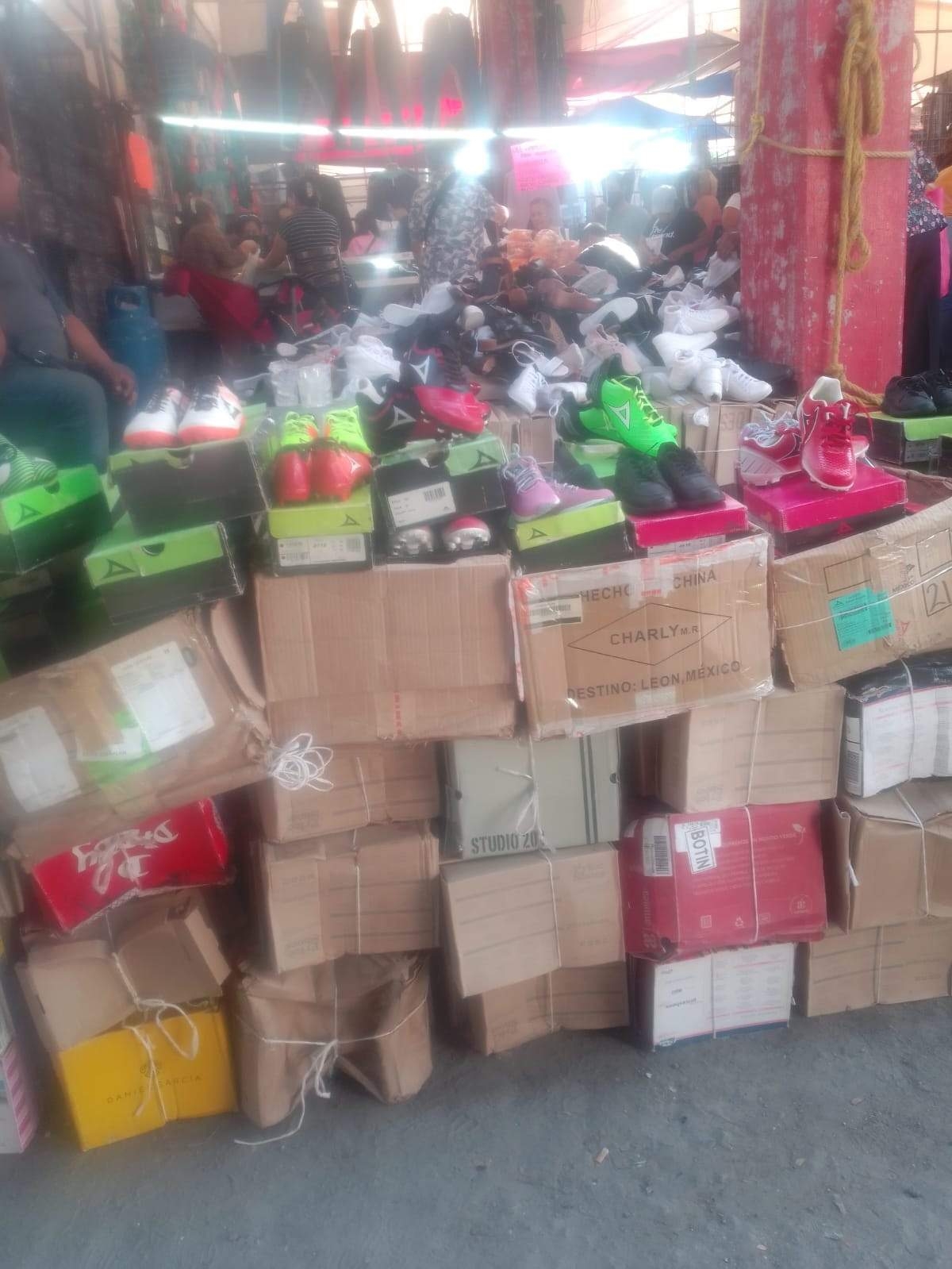 Le va bien en su venta de zapatos de saldo
