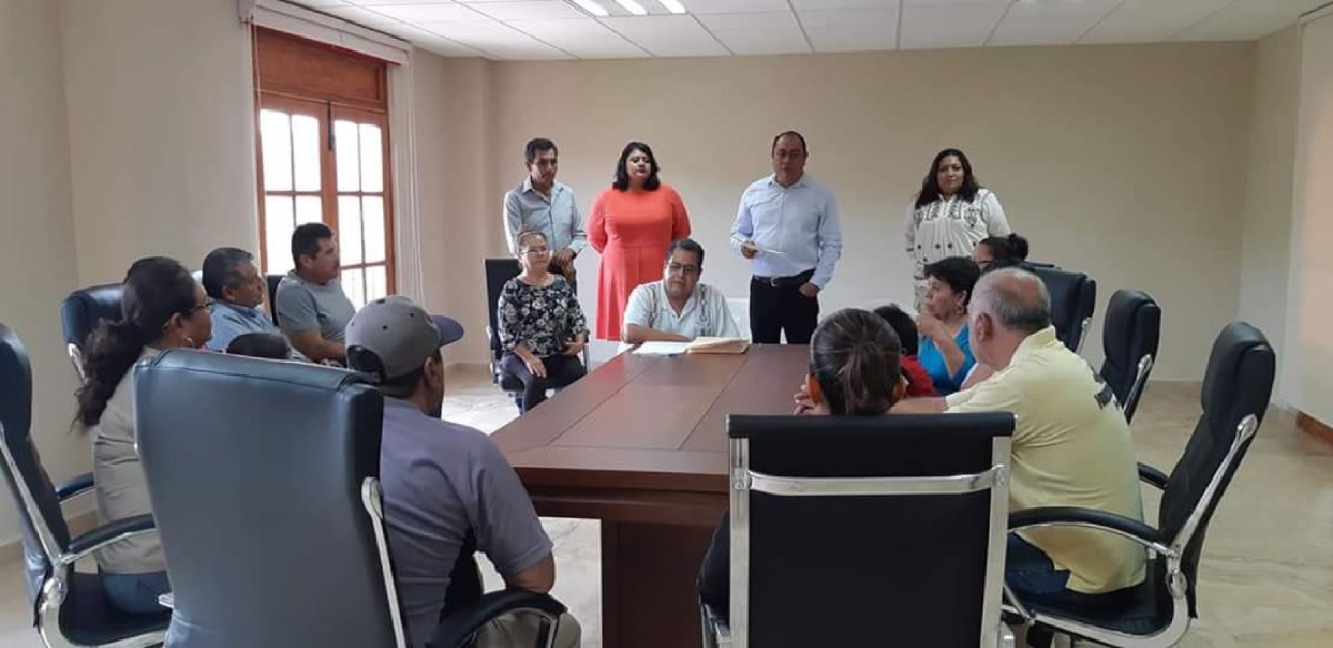 Comerciantes de Amacuzac reciben concesiones de locales de plaza comercial