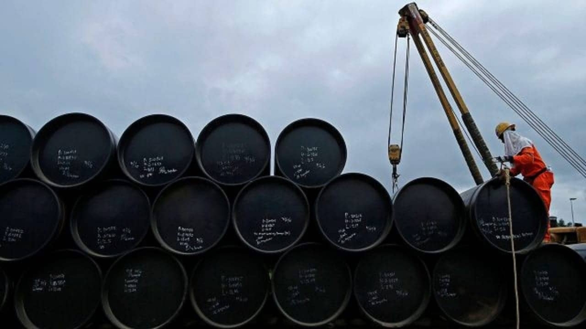 Precio del petróleo repunta a 76 dólares tras desplome por "Ómicron"