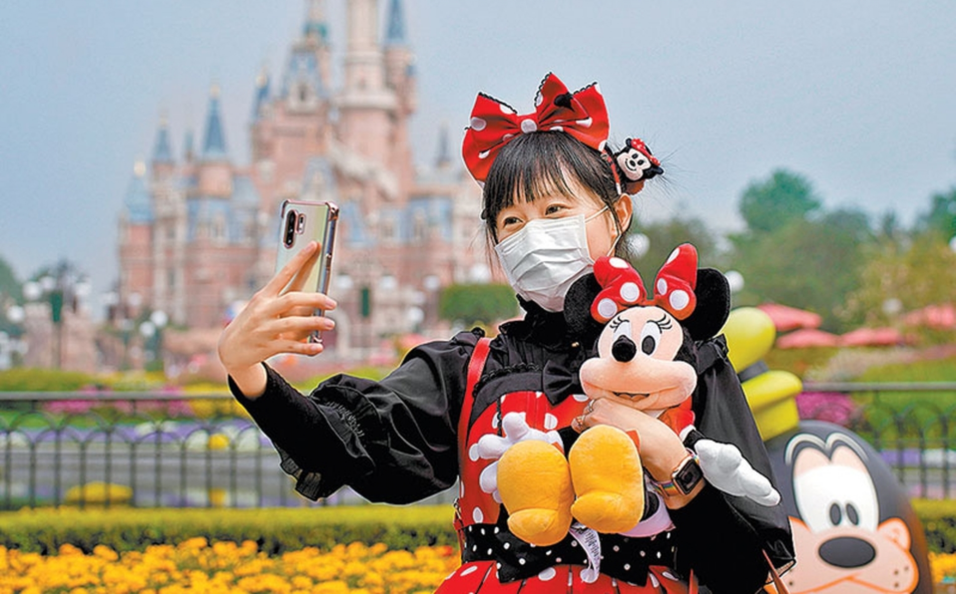 Disneyland se convierte en centro de vacunación masiva contra COVID-19