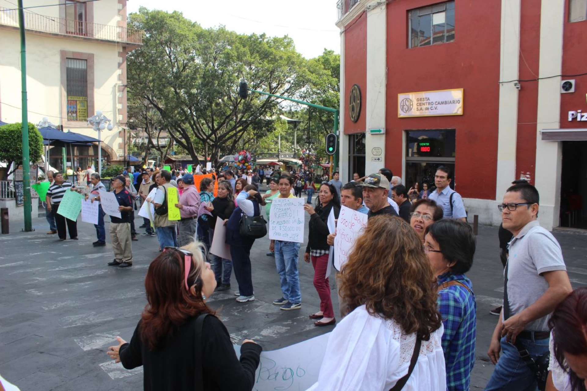 Jubilados del Cobaem también cierran calles
