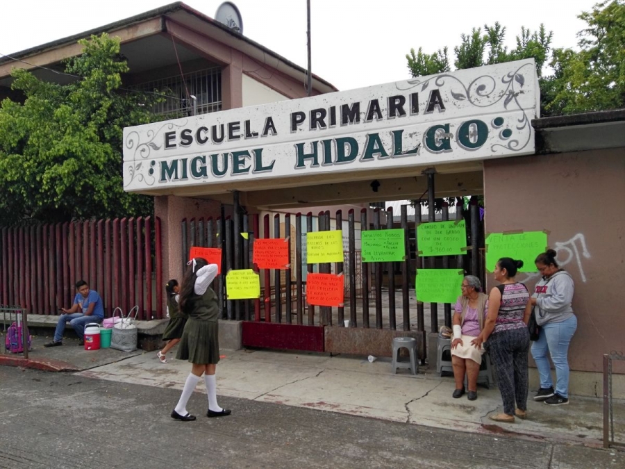 Padres de familia exigen salida de director de una primaria de Puente de Ixtla