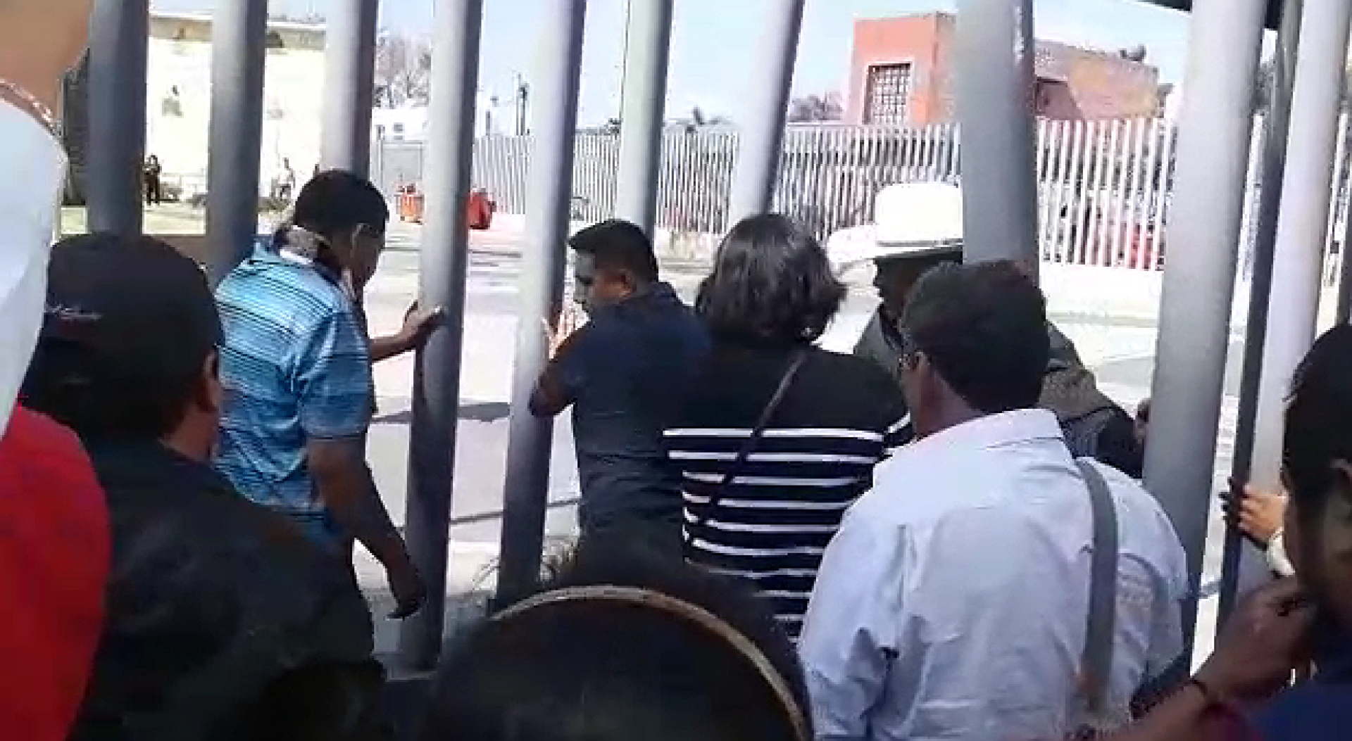 Irrumpen habitantes de Xoxocotla en el Congreso