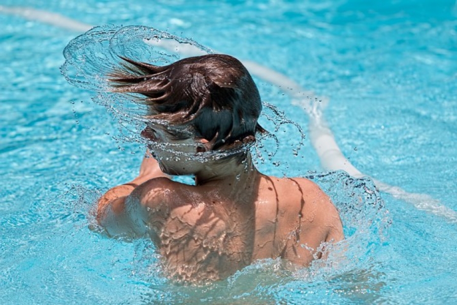 ¿Por qué se irritan los ojos en la piscina? No es el cloro, es por algo peor