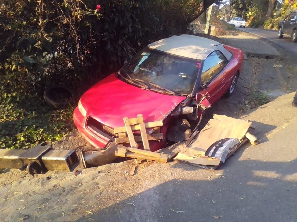Choca y abandona su auto en Santa María Ahuacatitlán