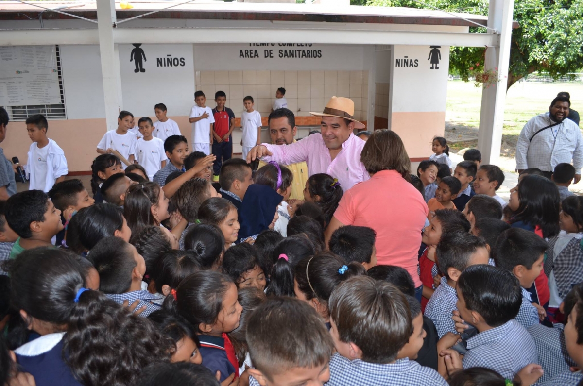 Entregan uniformes a integrantes de la selección de futbol de la Primaria Miguel Hidalgo en Yautepec