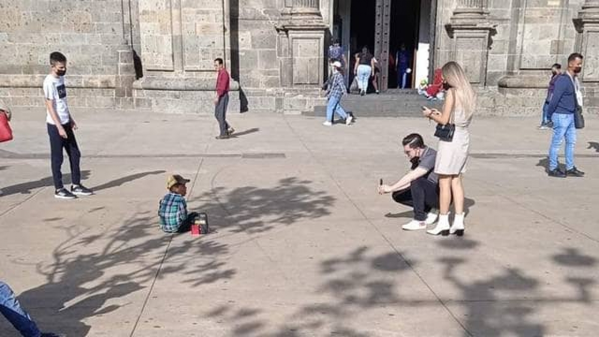 Whitexicans, exhiben a pareja que tomó foto a niño que pide dinero en Guadalajara