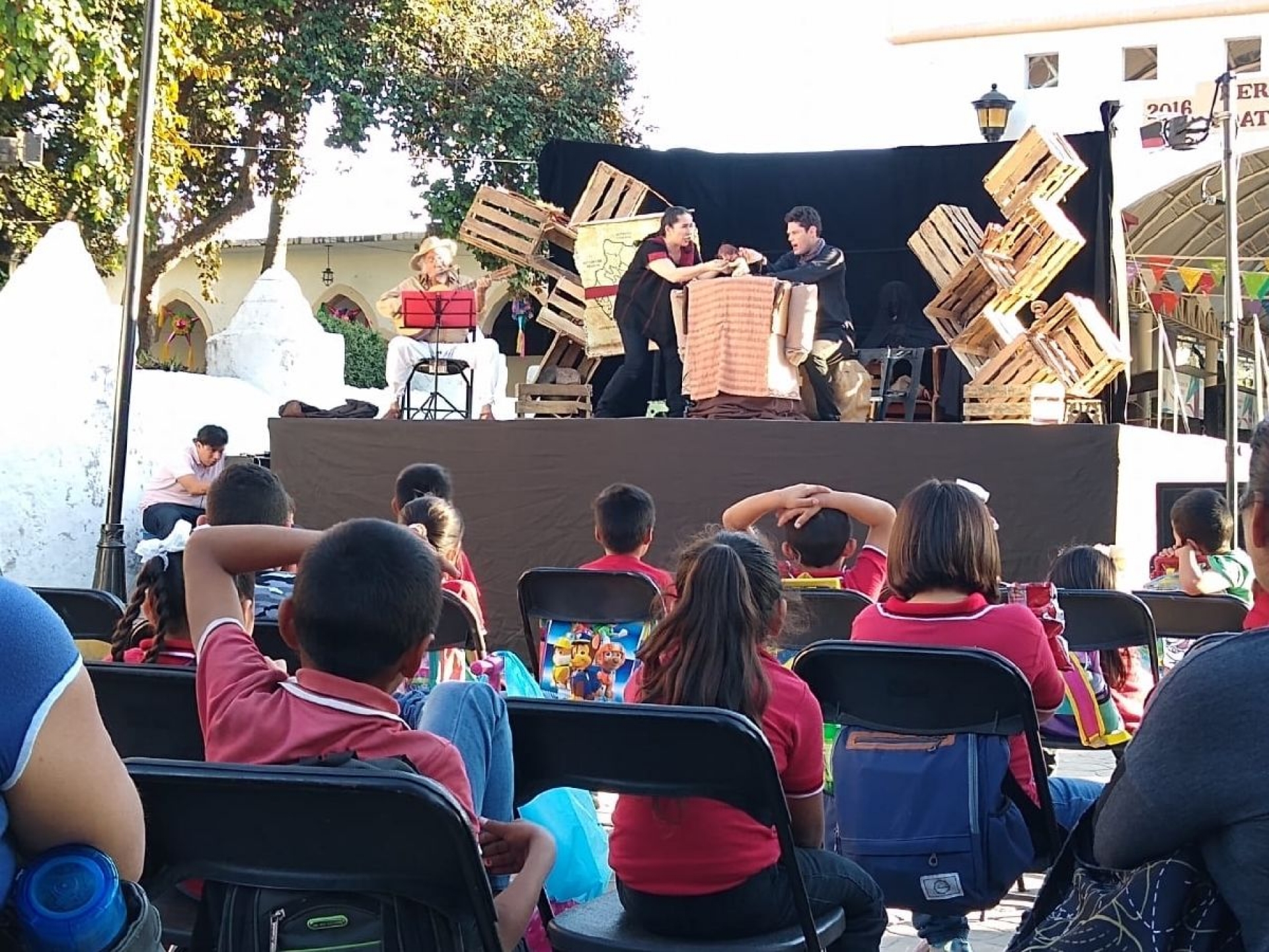Ofrecen obra de teatro con títeres en Coatlán del Río