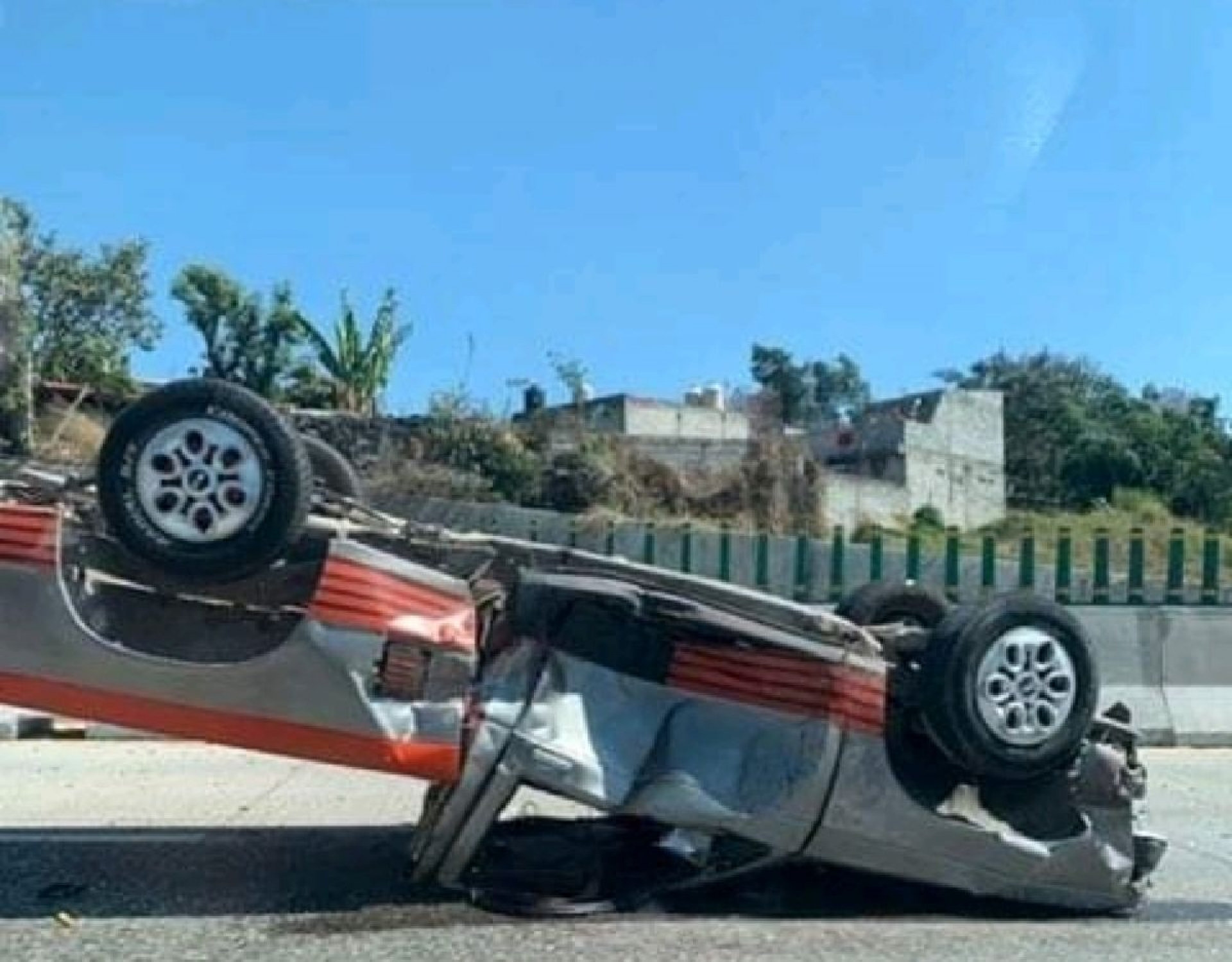 Vuelca una camioneta sobre el Paso Exprés