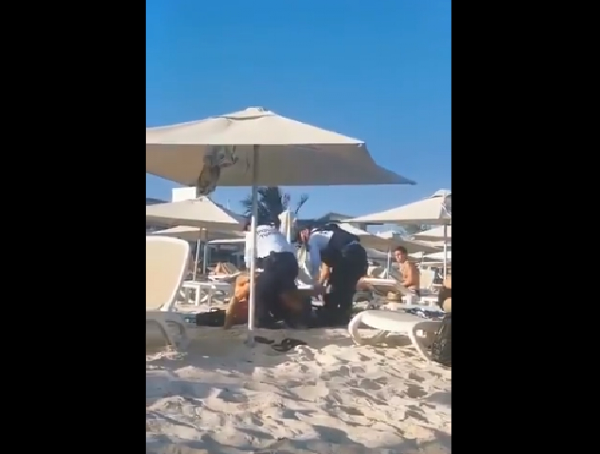 VIDEO: Policías sacan a turistas de playa mamistas por "no consumir"