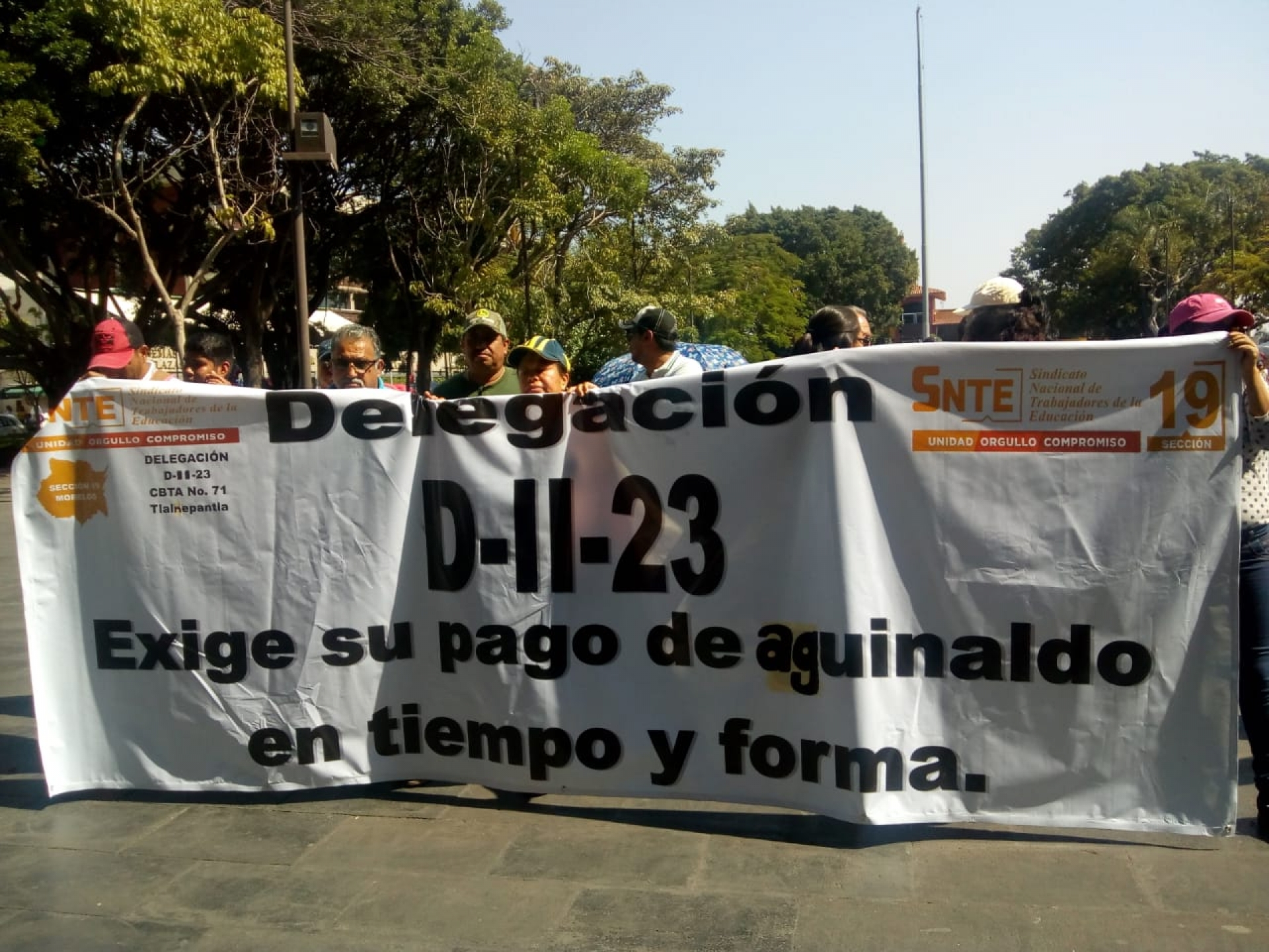 Se manifiestan maestros jubilados; exigen fecha de pago de aguinaldo