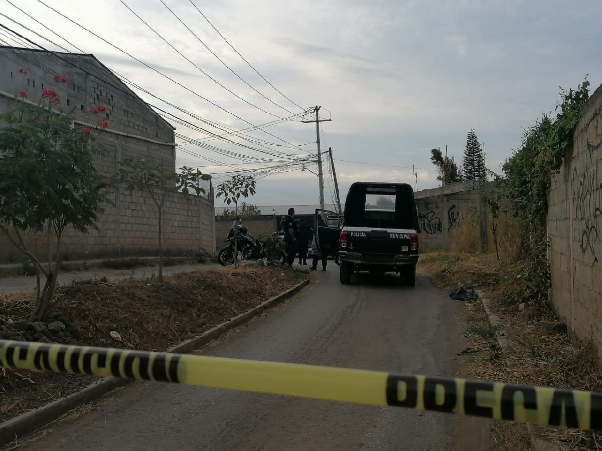 Abandonan un cadáver desnudo y maniatado