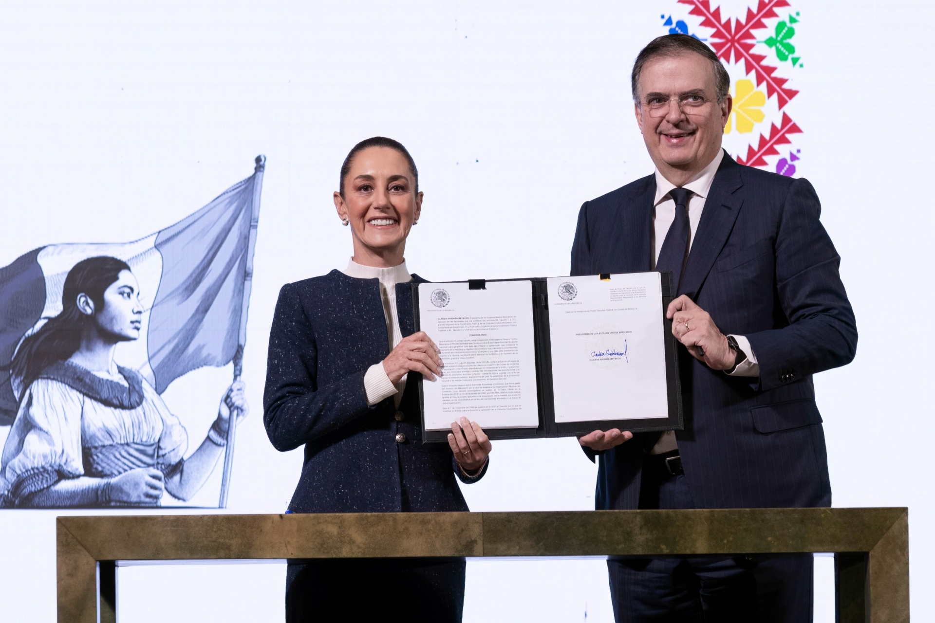 Sheinbaum firma decreto para proteger la industria textil mexicana