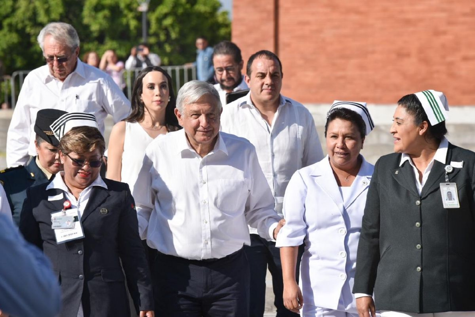 Pide López Obrador a enfermeras apoyar en combate a la corrupción