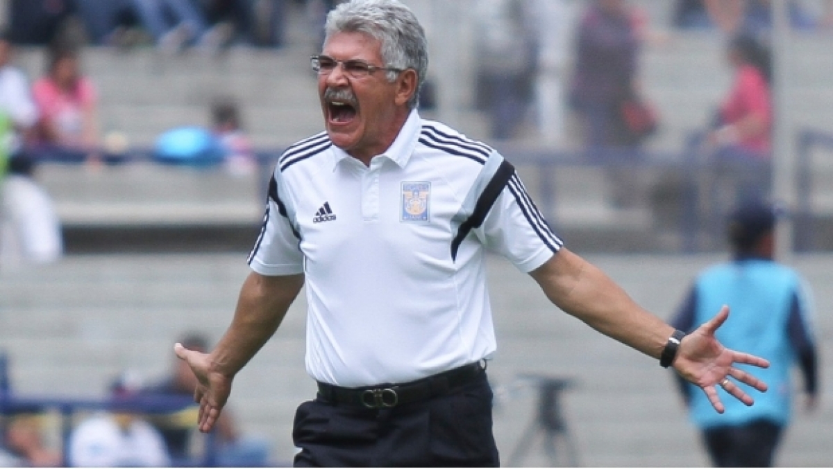 Tuca Ferretti arrebata micrófono… para mandar saludos a Martinoli y al Dr. García