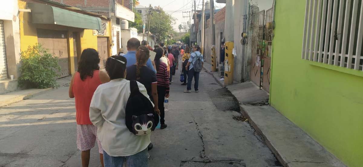Largas filas y gran demanda el primer día de vacunación anticovid