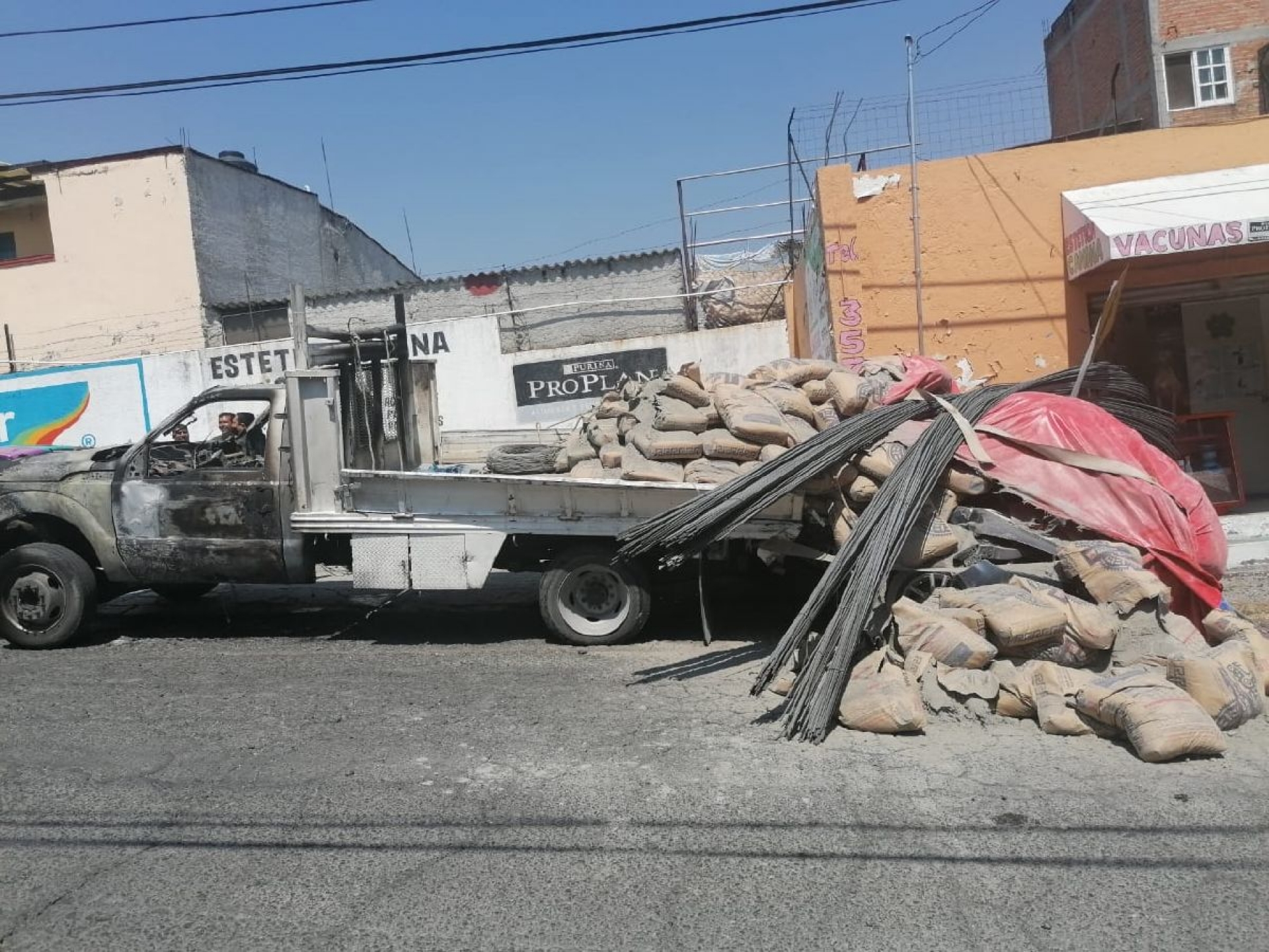 Camioneta de carga destroza una patrulla