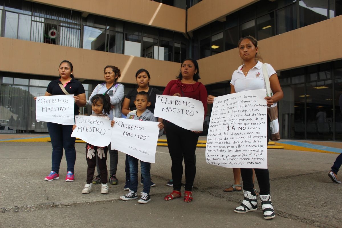 Protestan por la falta de una maestra en escuela de Atlacholoaya