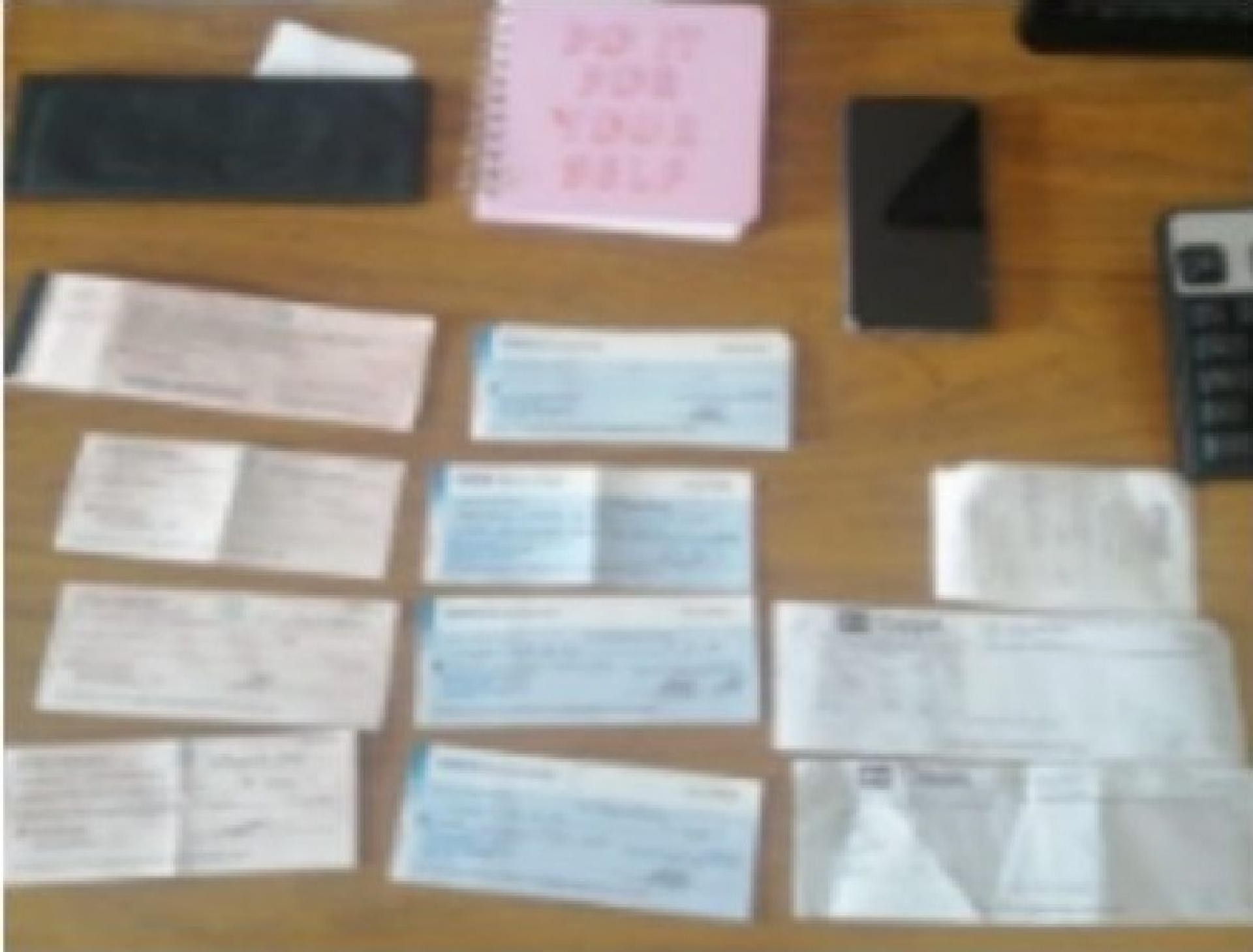 Pretendía hacer depósitos con cheques ilícitos