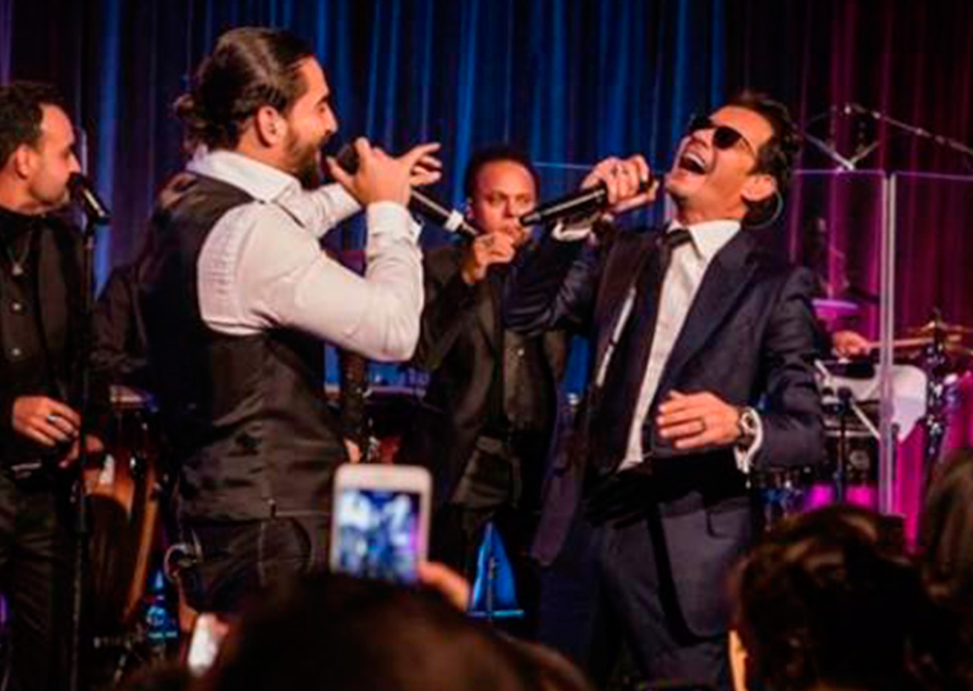 VIDEO: Marc Anthony “planta” beso a Maluma