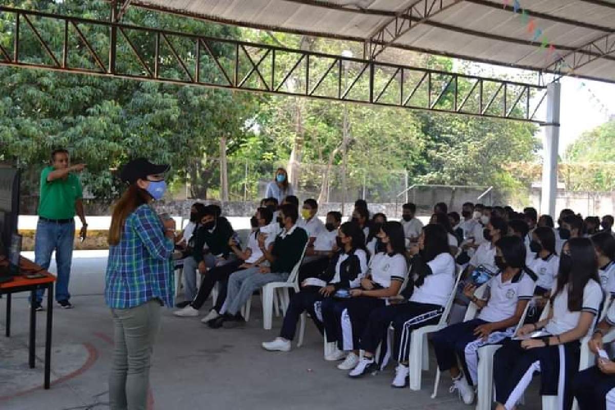 Imparten talleres de prevención del delito en escuelas de Coatlán
