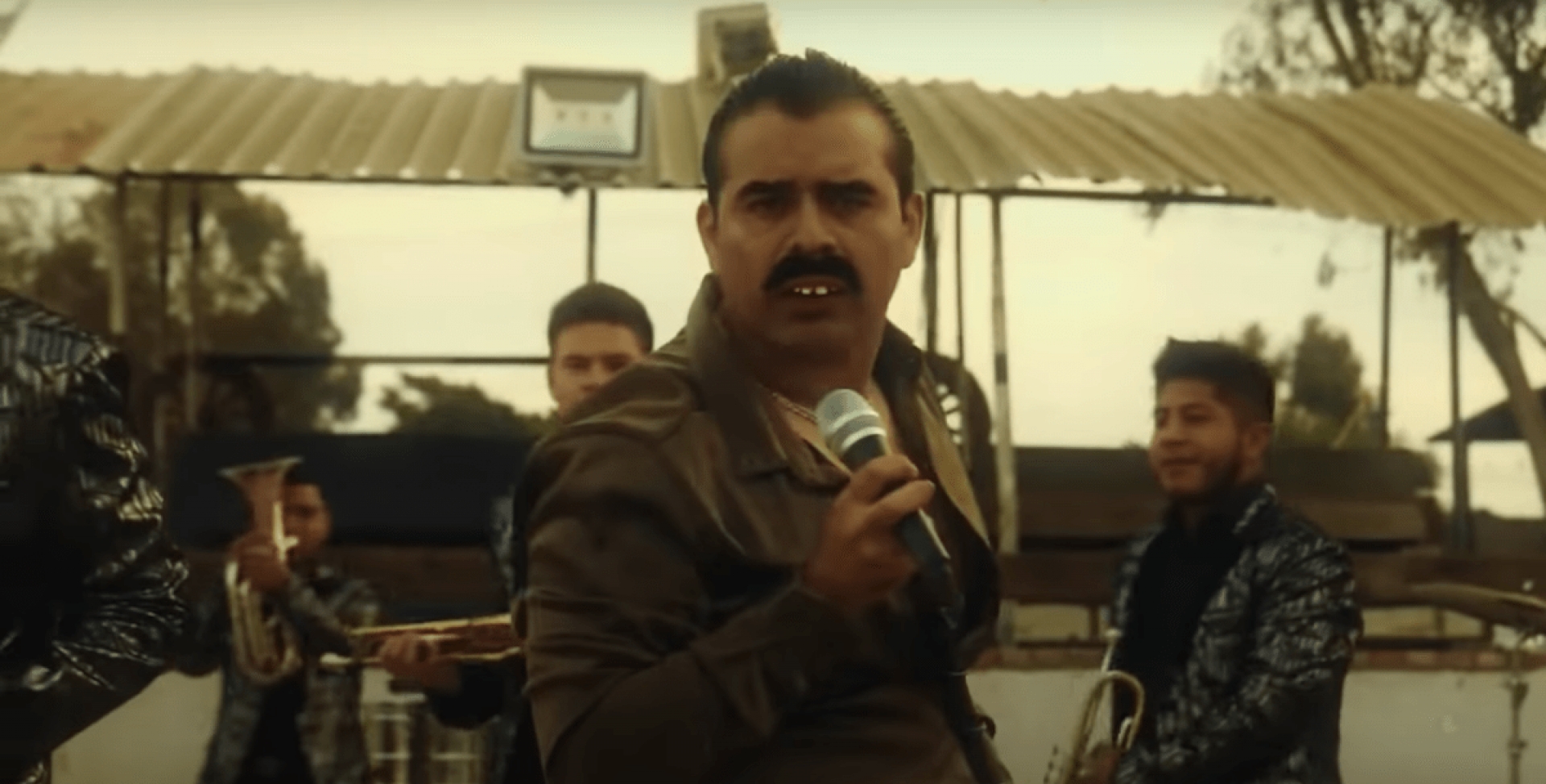 “Alfredo Mercurio” interpreta canciones de Queen a ritmo de banda