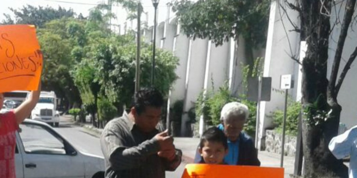 Bloquean vecinos de la delegación Plutarco Elías Calles la avenida Morelos, en Cuernavaca