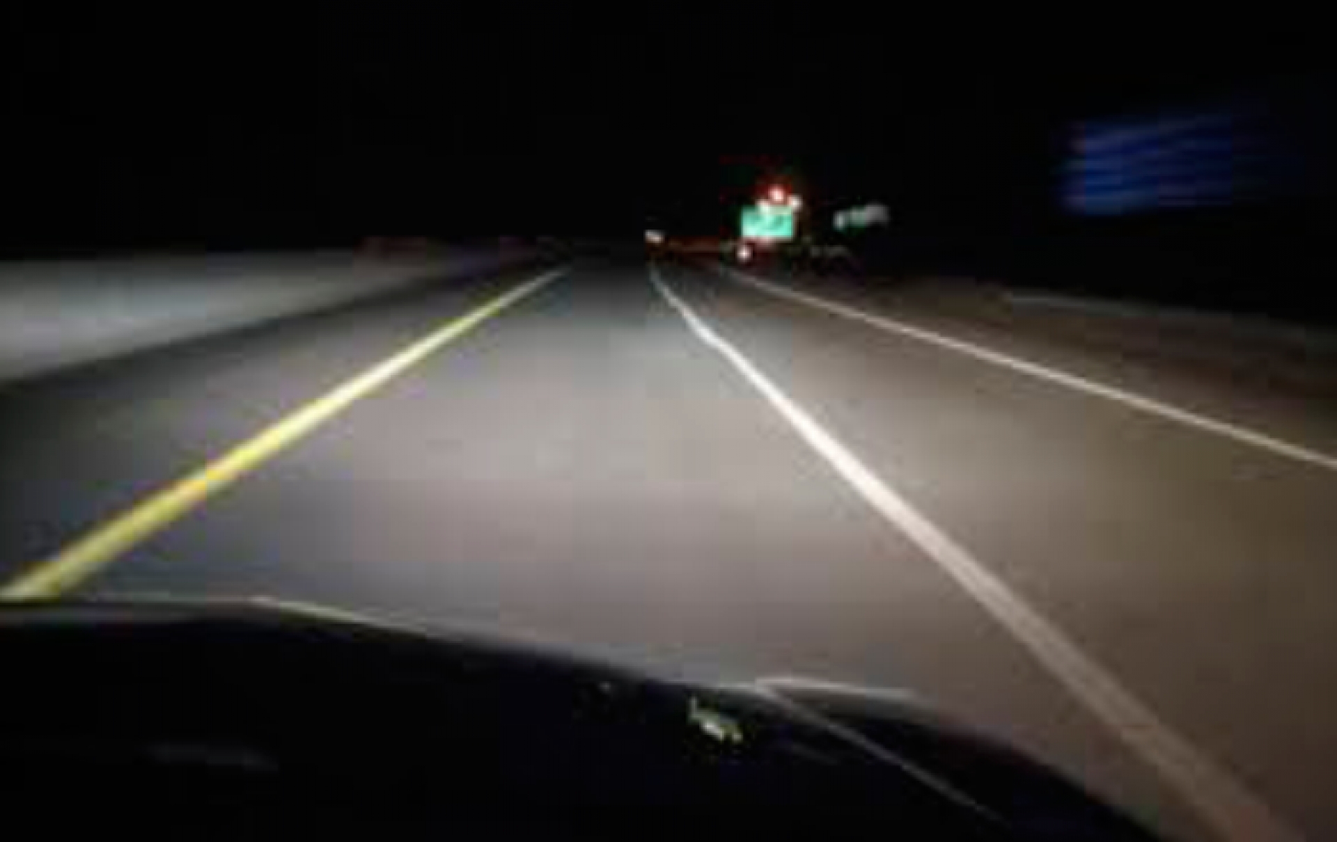 Aterrador fantasma intercepta a conductor en carretera (VIDEO)