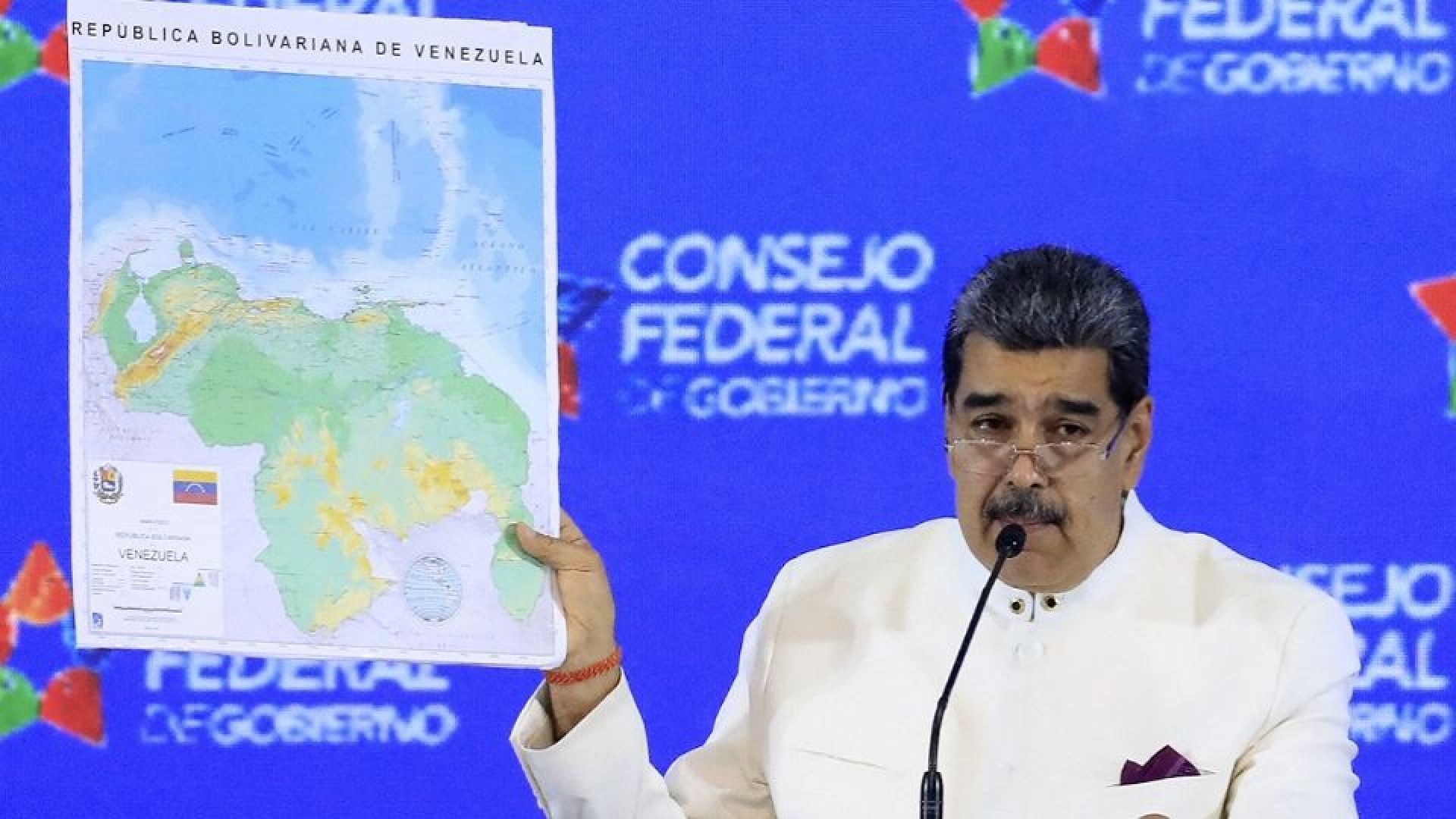 Maduro otorga licencias petroleras en región en disputa con Guyana