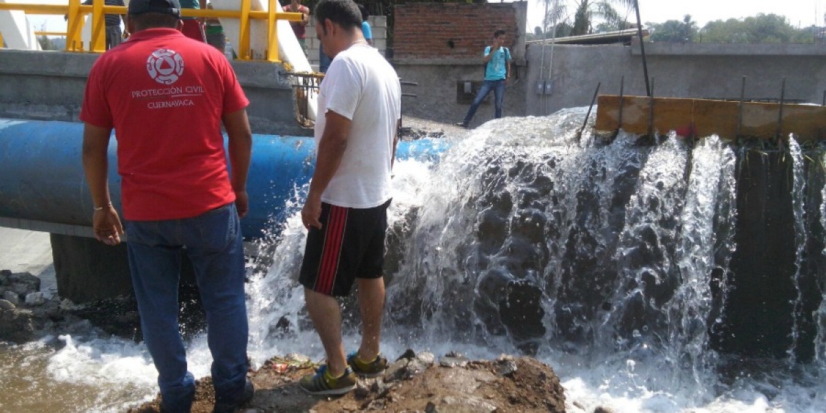 Continúa fuga de agua en la colonia Las Águilas de Cuernavaca
