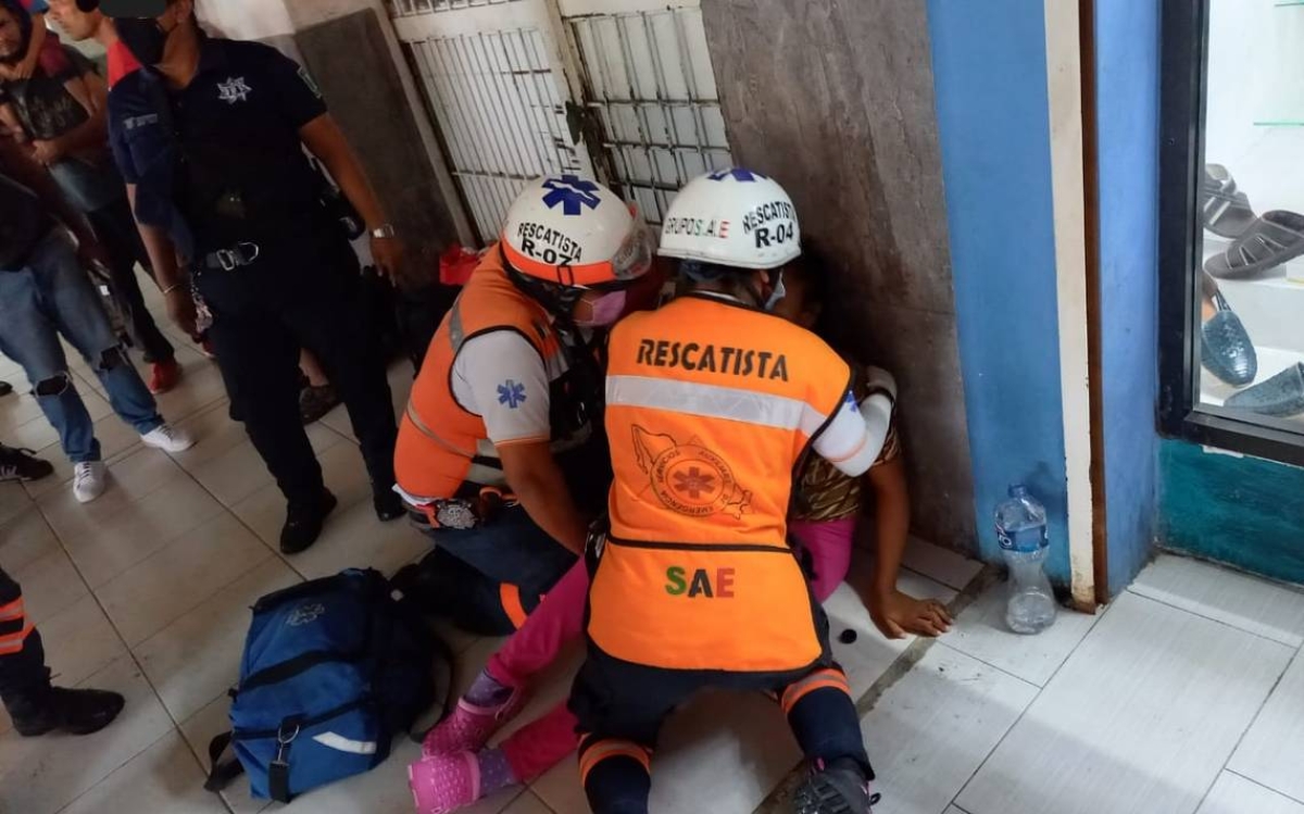 Atienden paramédicos a una mujer golpeada por su pareja