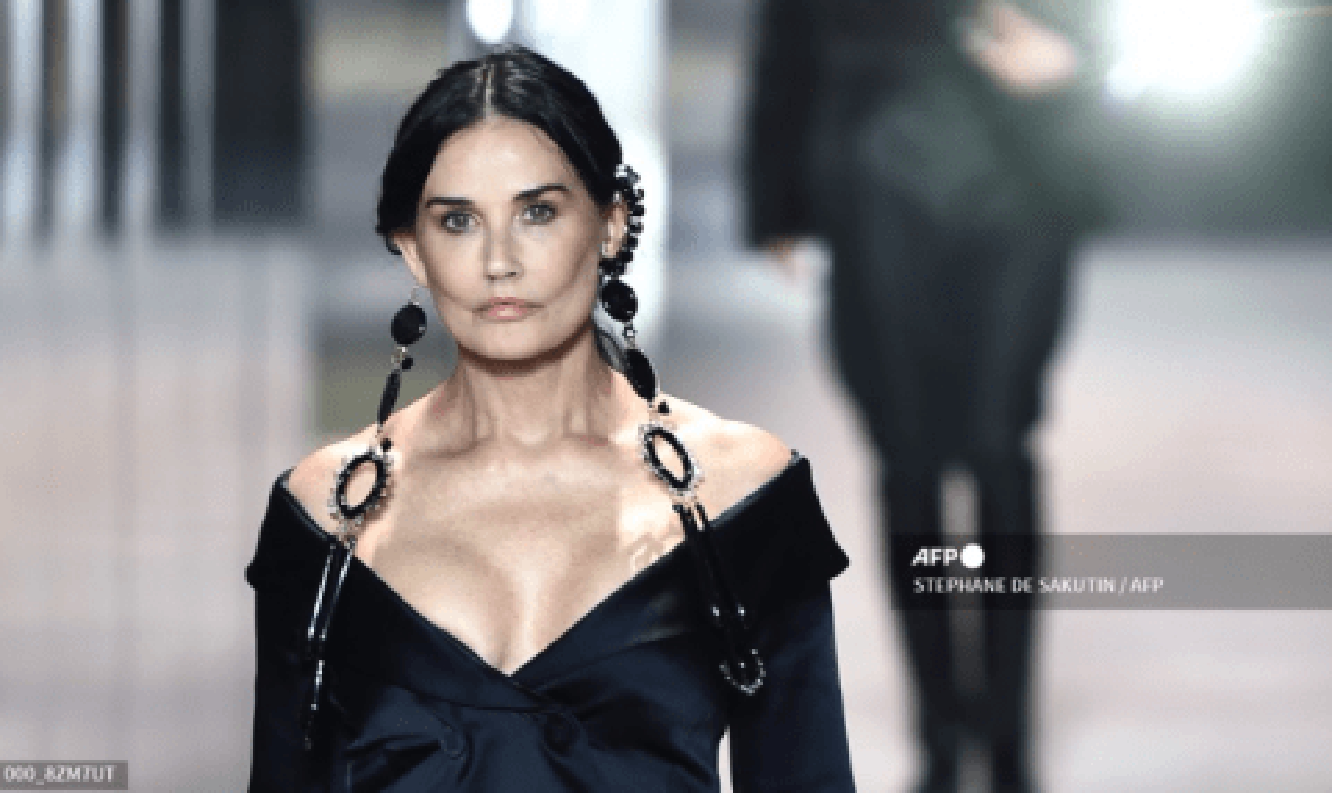 Demi Moore debuta en pasarelas y luce irreconocible por cirugías en la cara