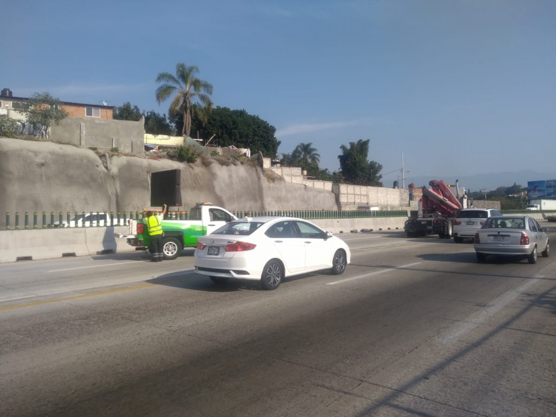 Cierran carriles centrales del paso exprés para retiro de muros