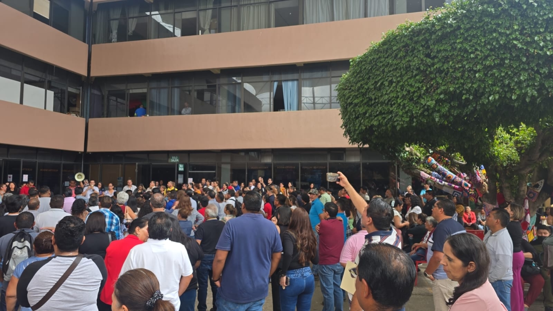 Se manifiestan trabajadores sindicalizados del IEBEM