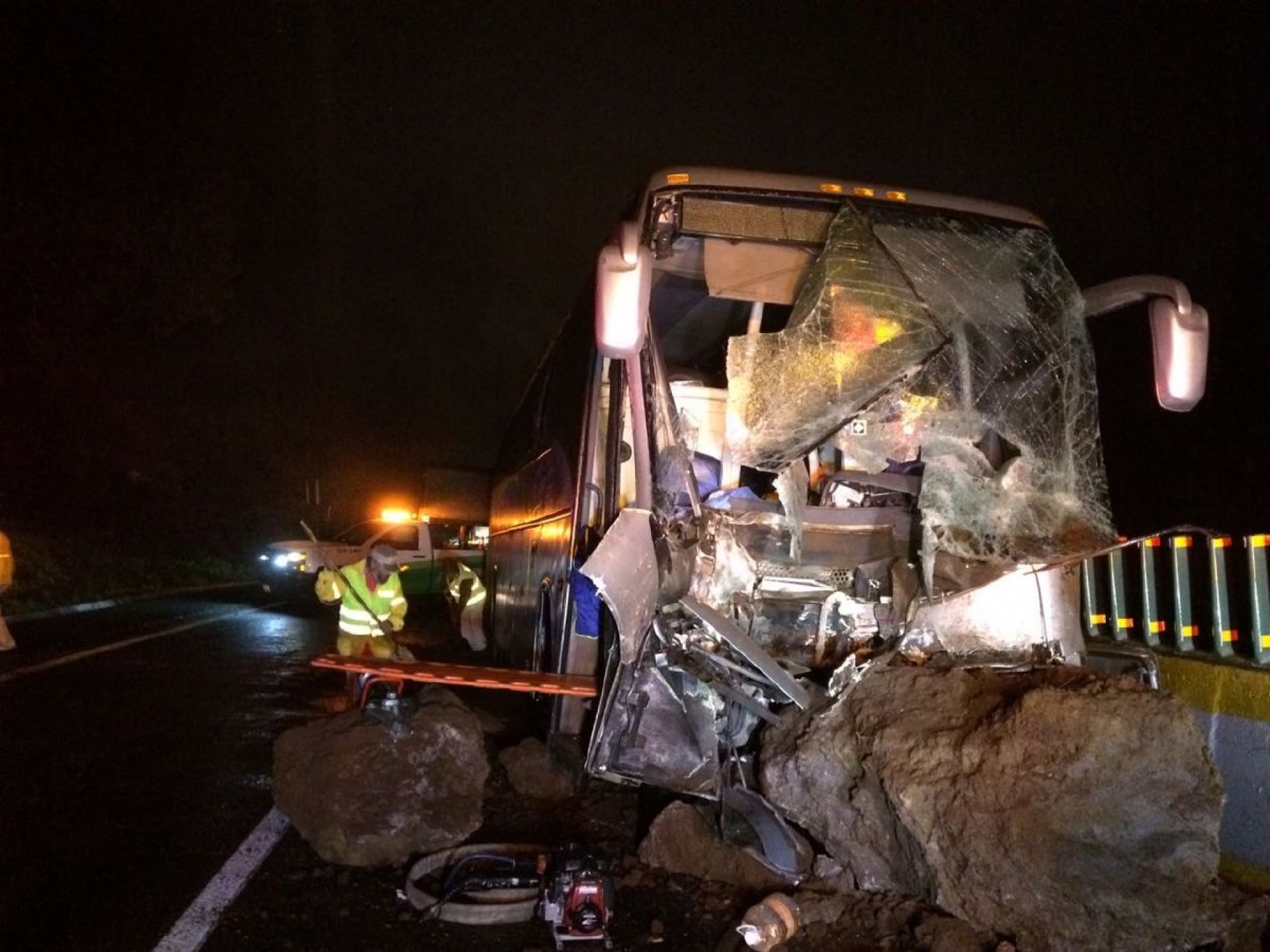 Caen dos rocas sobre un autobús; hubo un muerto y seis heridos