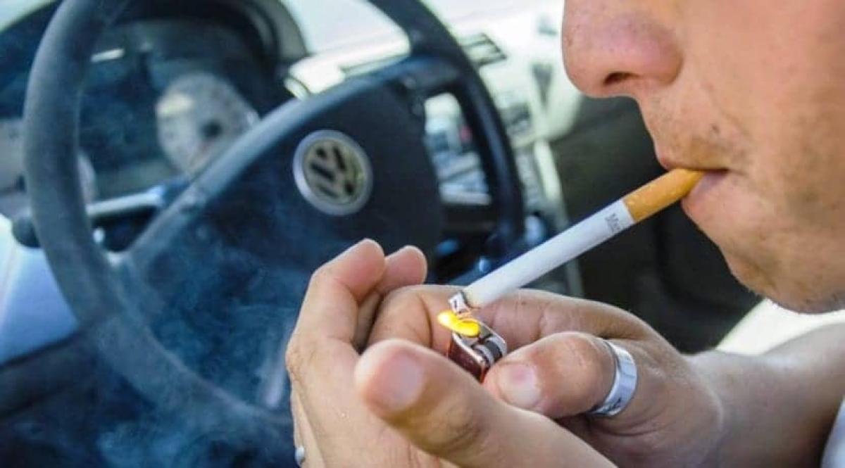Multa de hasta 89 mil pesos a choferes por fumar