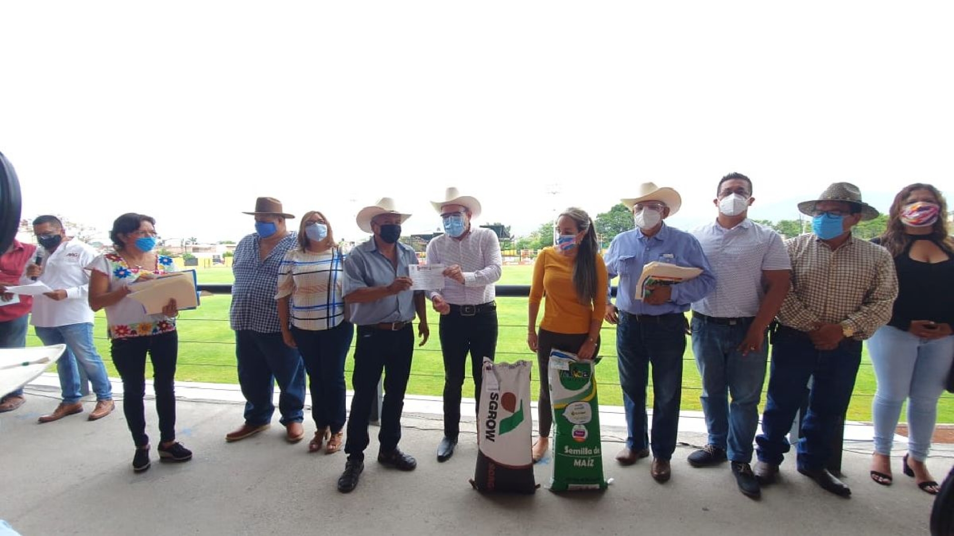 Entregan apoyos a 600 agricultores de Yautepec