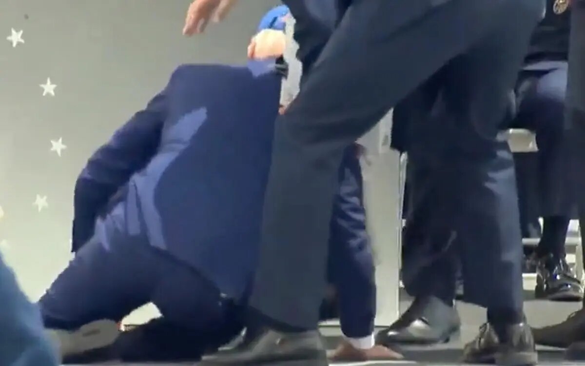 Biden se cae durante ceremonia en una academia militar