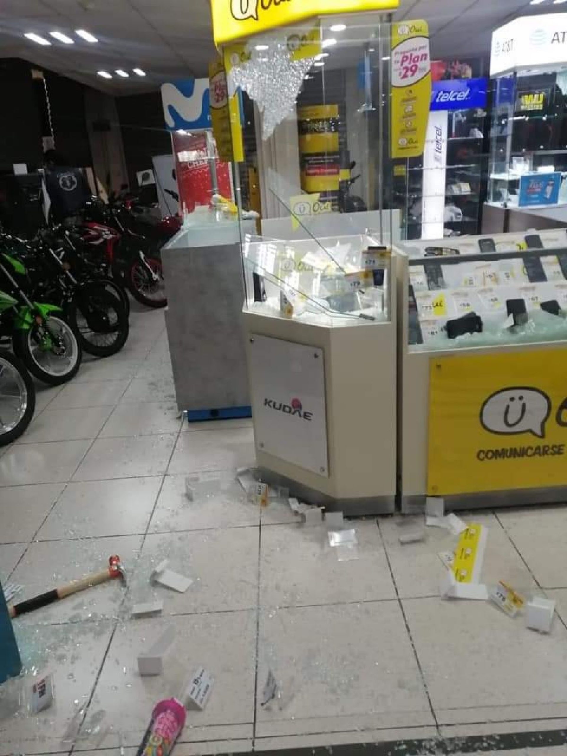 Seis hombres asaltaron una tienda en el crucero de Tejalpa