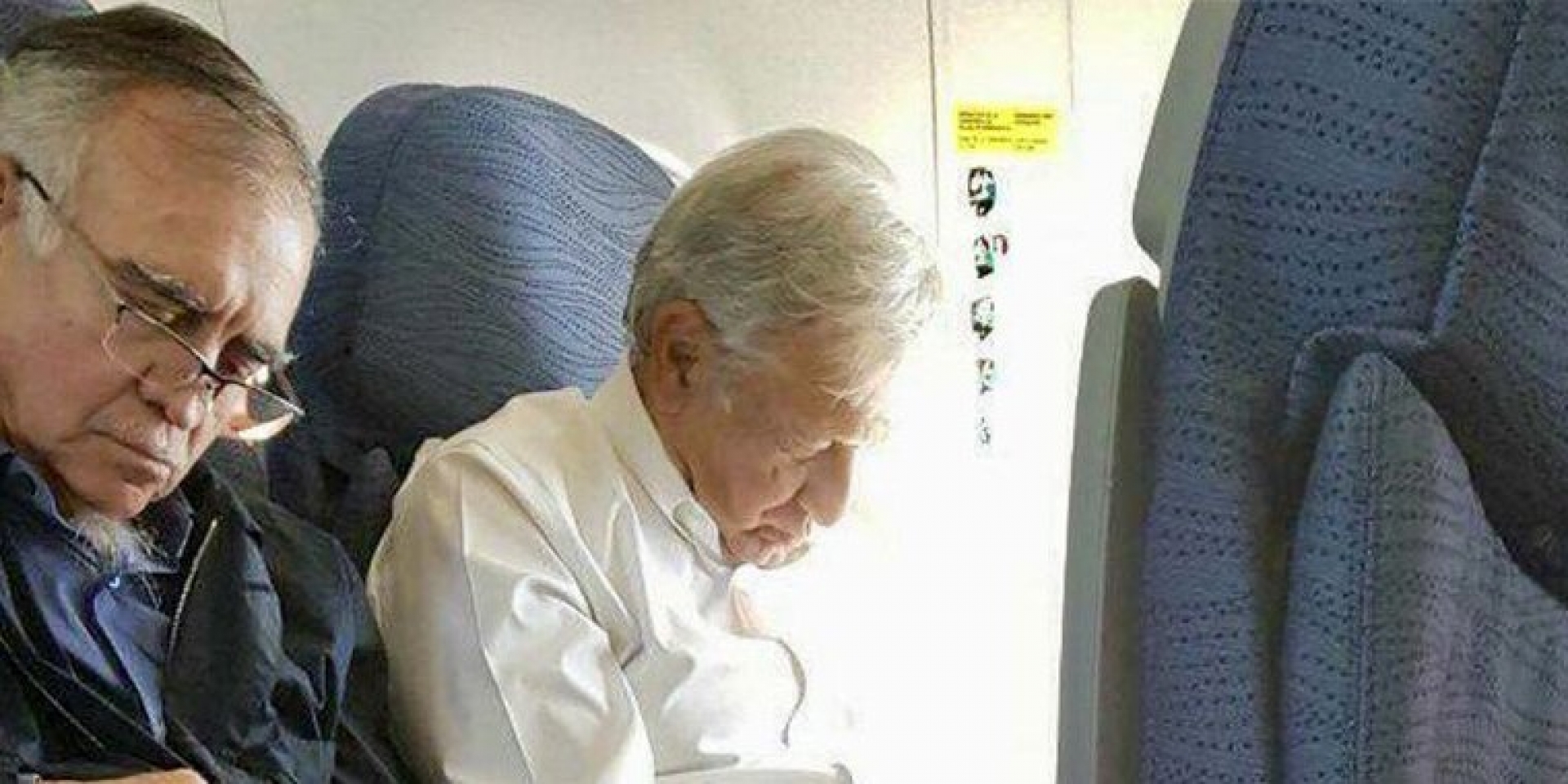 Circula foto de AMLO mientras duerme en avión y le hacen memes