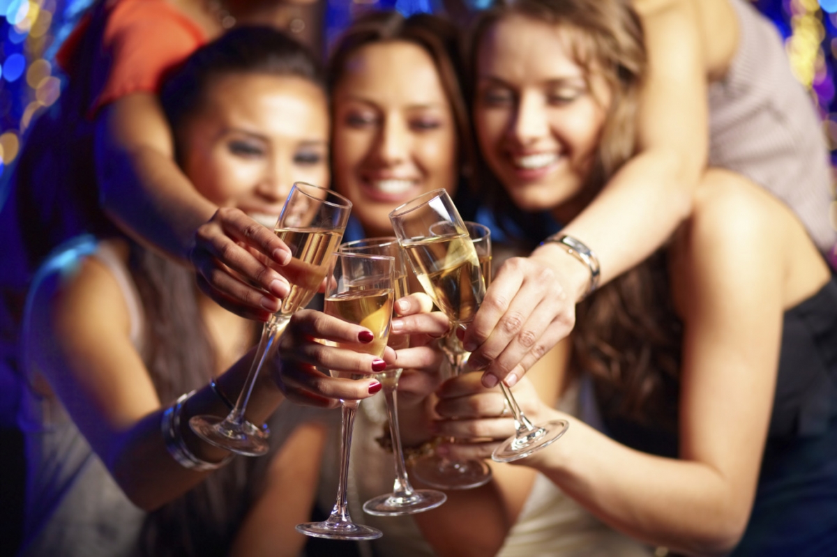 ¿Puedo brindar con alcohol si estoy embarazada o dando el pecho?