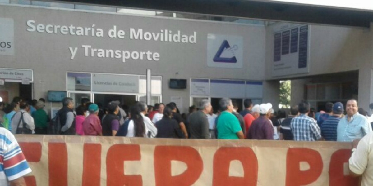 Protestan en la Secretaría de Movilidad y Transporte contra "tarifazo"