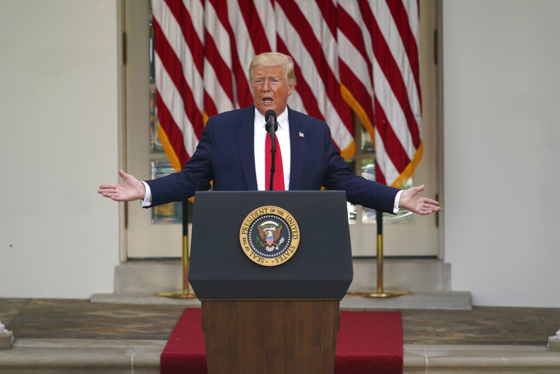 Muro con México nos salva del COVID-19: Trump