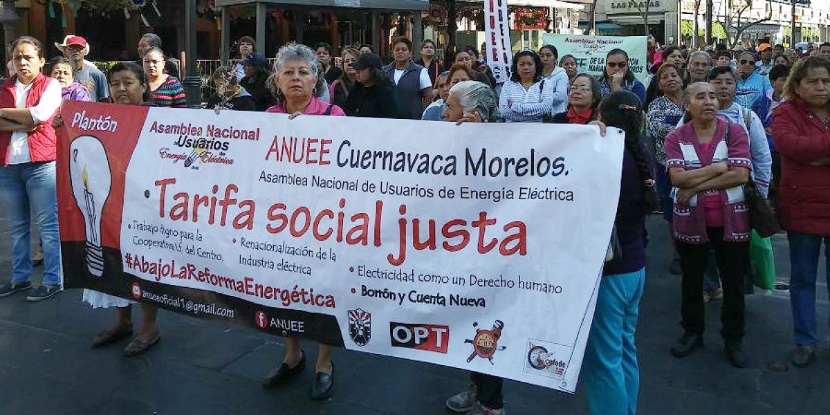 Al momento: Se manifiestan integrantes de la ANUEE