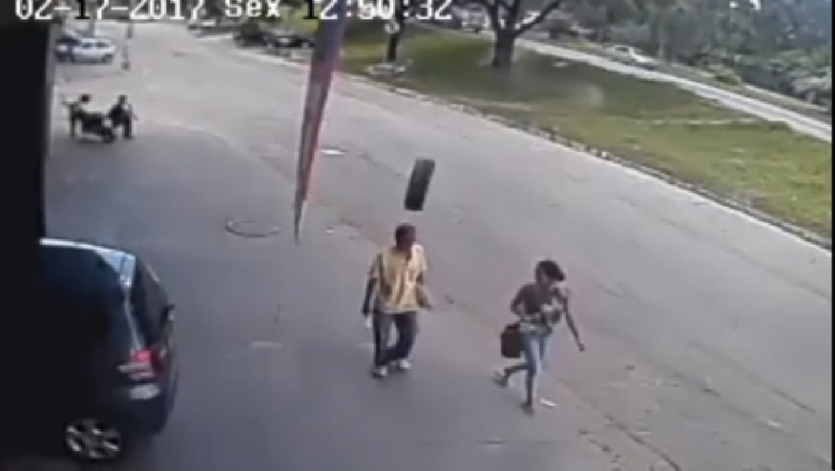 VIDEO: llanta lo golpea en la cabeza y sobrevive